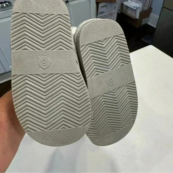 Frozen gray & white w/ snow flakes & rhinestones girls boots size 6 NWOT - Picture 6 of 10